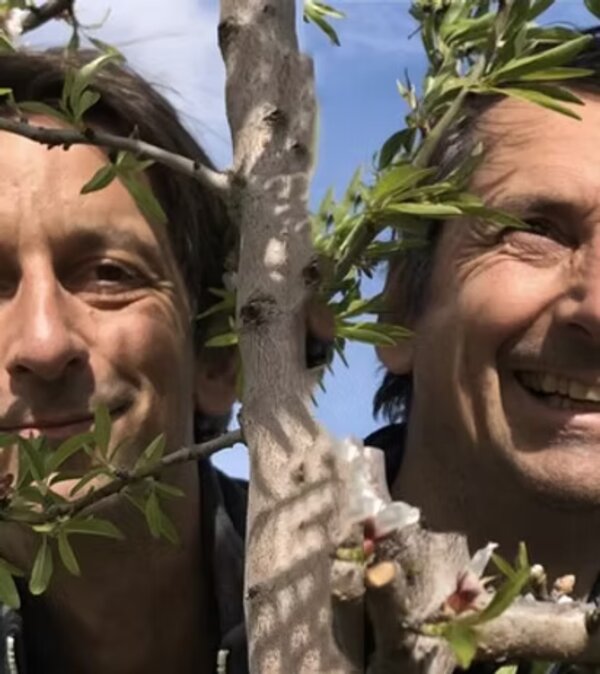 Matt et Alec, fondateurs de La Grenade Française, dans leur verger en Provence
